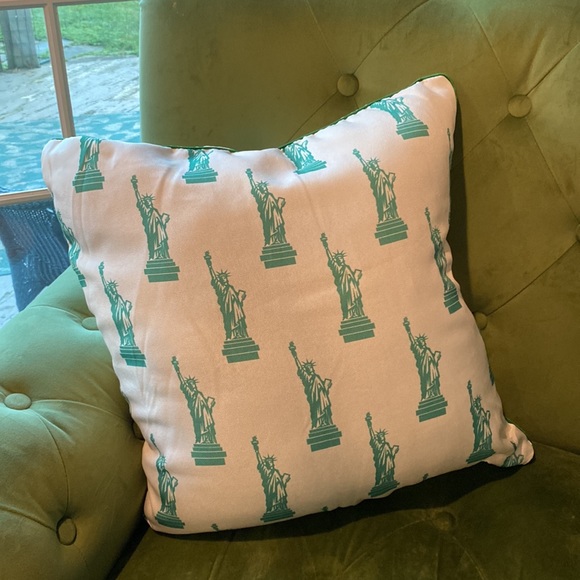 🗽Throw Pillow • New York ‘TheEmpireState’ Lady Liberty • NWT • Reversible • NWT - Picture 2 of 10